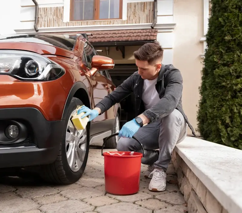 Lavage auto à domicile Ponts : professionnel intervenant sur un véhicule